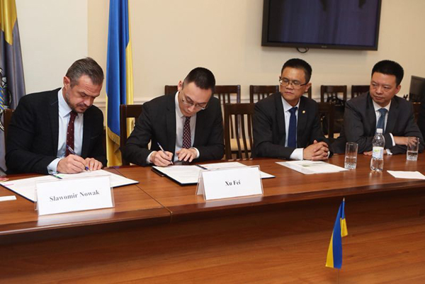 1512004824474884.jpg 簽約照片.jpg