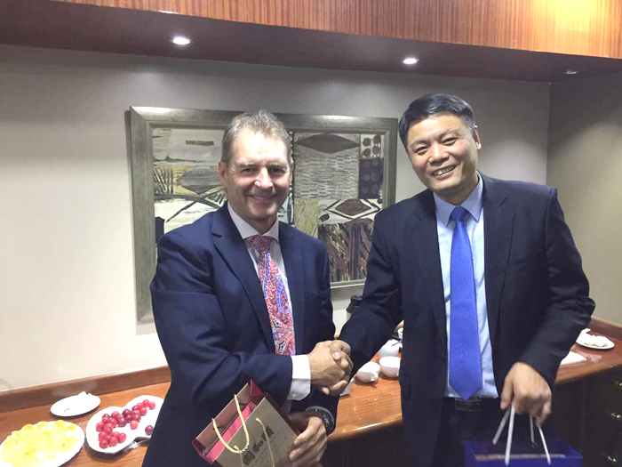 梁軍與標(biāo)行常務(wù)行長(zhǎng)Marais Anton合影.jpg