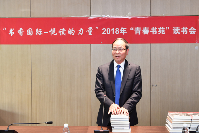 1524723082280578.jpg 1.趙家旺發(fā)言并向各支部贈(zèng)送圖書 (2).JPG