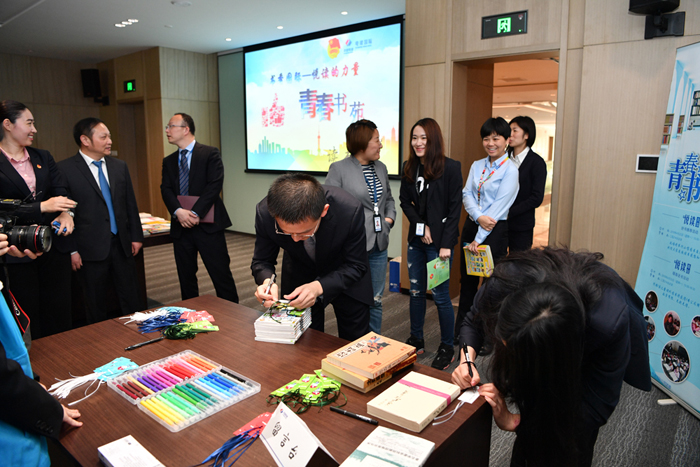 1524723092300079.jpg 3.捐贈(zèng)圖書并填寫愛心卡片 (7).JPG