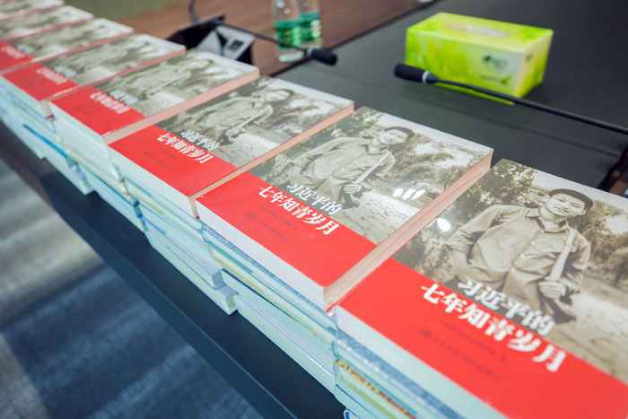 1524723110589813.jpg 3.捐贈(zèng)圖書并填寫愛心卡片 (1).jpg