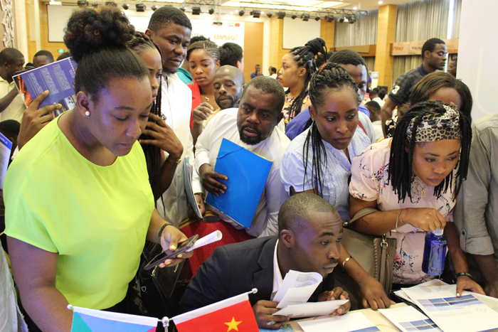 中國電建招聘臺前踴躍咨詢的當(dāng)?shù)孛癖?jpg