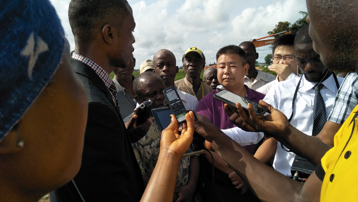 1 社區(qū)眾議員接受媒體采訪（莫樹猛）.jpg