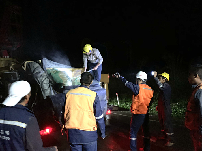 救援材料到達(dá)現(xiàn)場.jpg