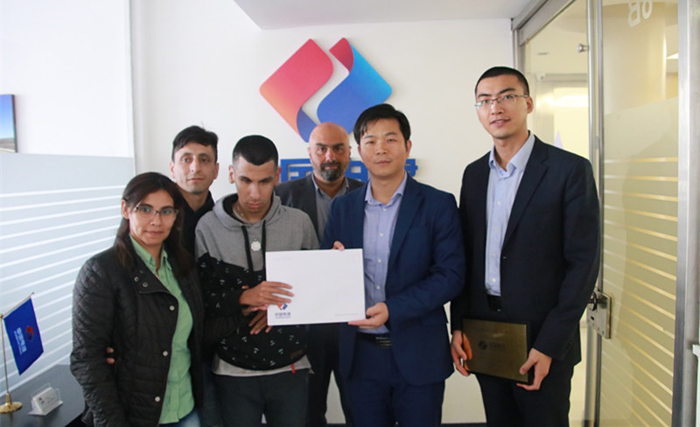 3 中國(guó)電建阿根廷分公司總經(jīng)理涂水平將機(jī)票交到本杰明一家手中2.jpg