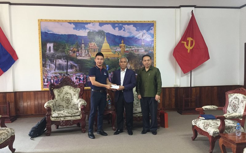 圖1 中國(guó)電建向?yàn)醵嗄焚愂￠L(zhǎng)遞交救災(zāi)善款.jpg