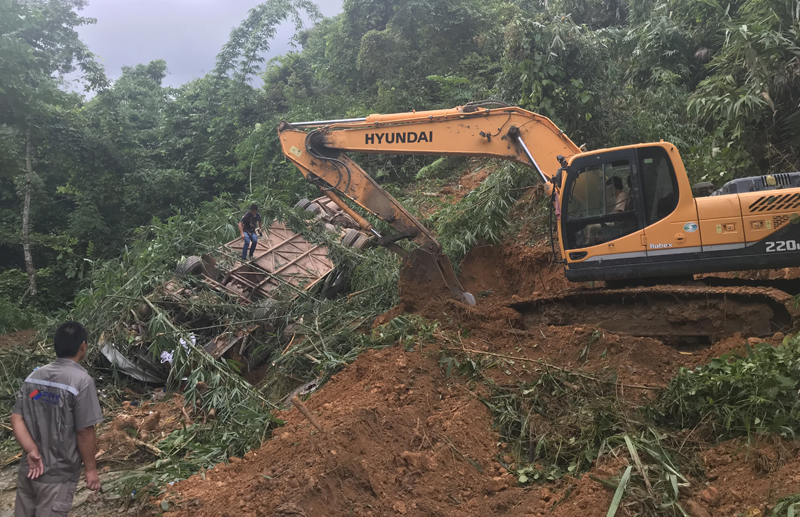 圖3 中國(guó)電建調(diào)用施工挖掘機(jī)施救.jpg