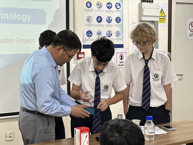 6.2 學(xué)生們做實(shí)驗(yàn).JPG