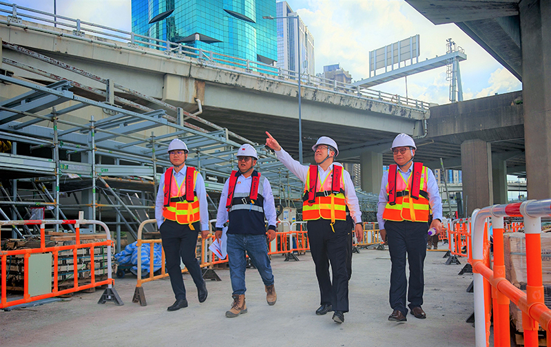 20250521下午-王小軍現(xiàn)場(chǎng)調(diào)研香港東區(qū)走廊項(xiàng)目3.jpg