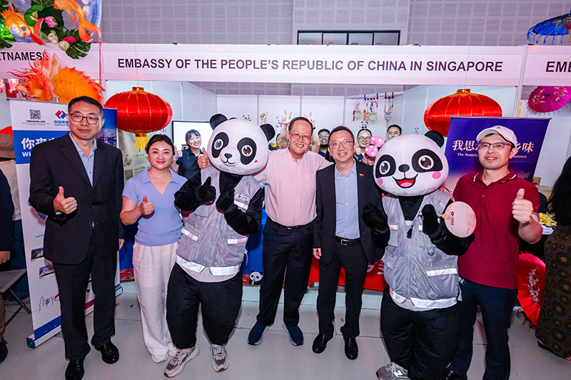 圖1 與新加坡人力部長(zhǎng)及使館領(lǐng)導(dǎo)合影.jpg