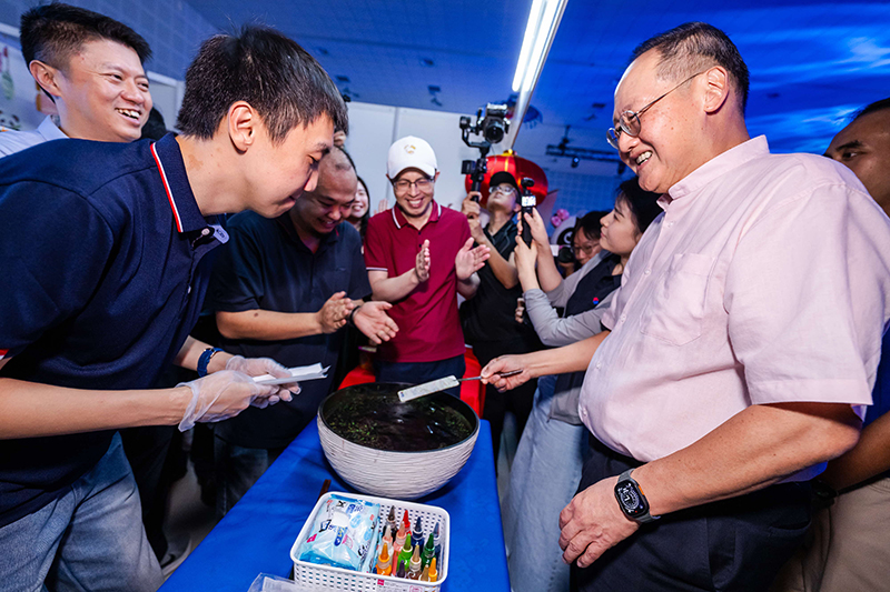 圖2 部長(zhǎng)體驗(yàn)漆扇制作.jpg