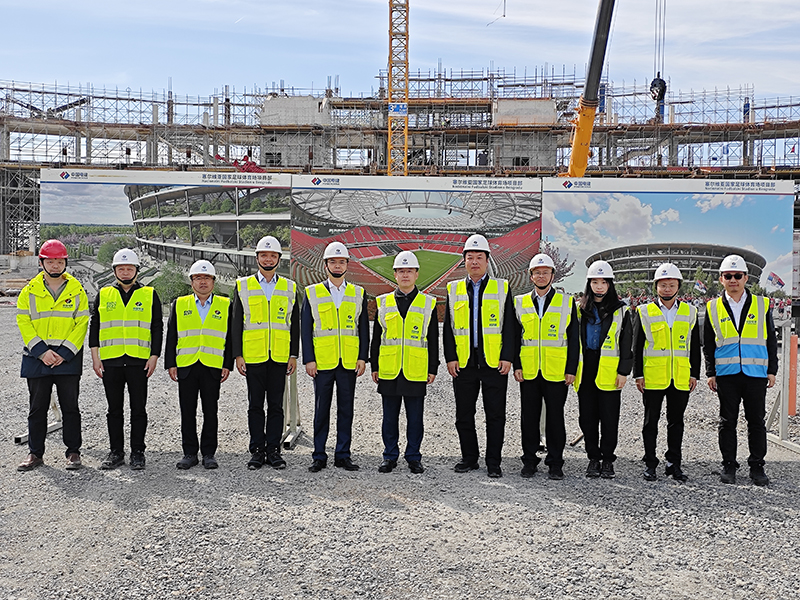 陪同大使考察體育場項目合影1.jpg